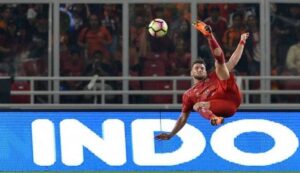 Pemain persija jakarta marko simic saat tendangan salto