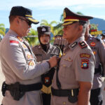 Kapolres Anambas saat melakukan penanggalan tanda jabatan Kasat Binmas. (F-Istimewa)