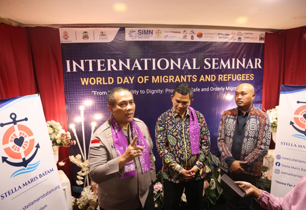 Polda Kepri Irjen Pok Asep Saprudun, S. I. K., M. H saat diwawancarai usai foto bersama saat seminar