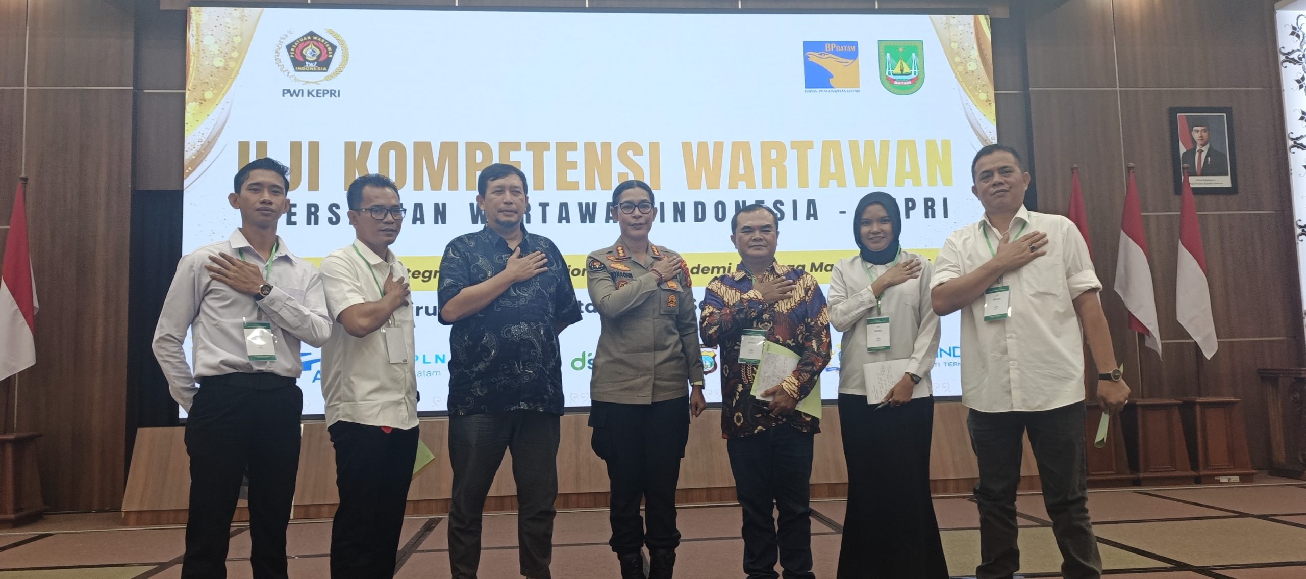 Kabid Humas Polda Kepri Kombes. Pol. Dr. Nona Pricillia Ohei, foto bersama Peserta uji Kompetensi usai di Wawancara